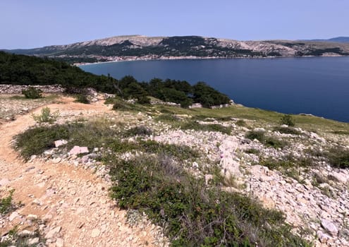 Bathing and hiking holidays - both are possible in Croatia,as here in the bay of Baska/island of Krk  Theme picture Croatia / Hrvatska / Croatia 2024