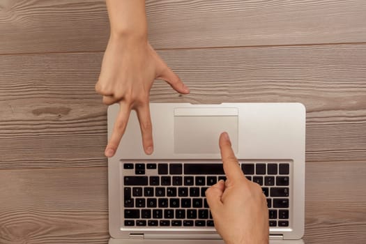 hands are positioned over a laptop, playing the game of morra online. This image symbolizes the concept of online gambling, highlighting the digital adaptation of traditional games