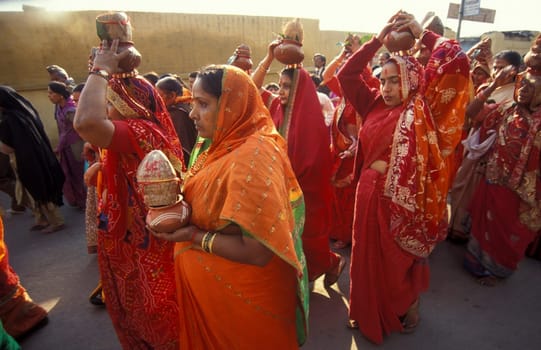 Hindi Pilgrim at a ceremony at the Holy Ganges River in the city of Haridwar in the Province Uttarakhand in India.  India, Haridwar, February, 1998