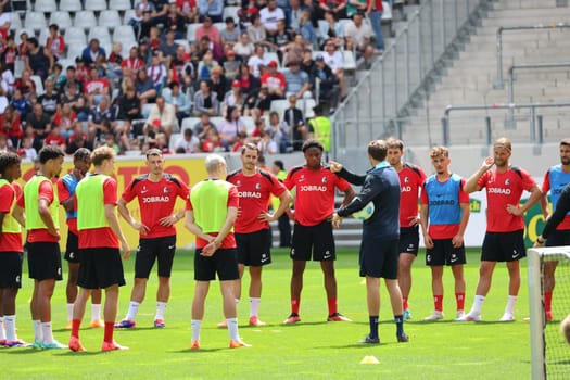 New head coach Julian Schuster (SC Freiburg) gives instructions during the first training session at the start of training for Bundesliga club SC Freiburg 2024  DFL REGULATIONS PROHIBIT ANY USE OF PHOTOGRAPHS AS IMAGE SEQUENCES AND/OR QUASI-VIDEONann  Photo: Joachim Hahne/johapress