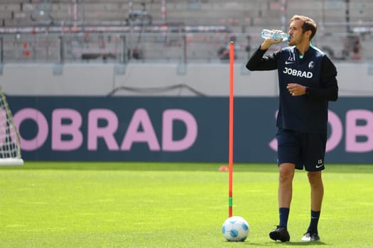 During a break from training,new head coach Julian Schuster (SC Freiburg) will take a sip from the bottle at the start of training for Bundesliga club SC Freiburg 2024  DFL REGULATIONS PROHIBIT ANY USE OF PHOTOGRAPHS AS IMAGE SEQUENCES AND/OR QUASI-VIDEONann  Photo: Joachim Hahne/johapress