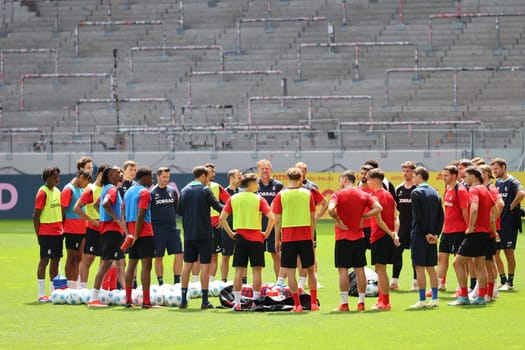 In the middle of it,not just on the sidelines: The new head coach Julian Schuster (SC Freiburg) at a meeting after the first training session at the start of training for Bundesliga club SC Freiburg 2024  DFL REGULATIONS PROHIBIT ANY USE OF PHOTOGRAPHS AS IMAGE SEQUENCES AND/OR QUASI-VIDEONann  Photo: Joachim Hahne/johapress