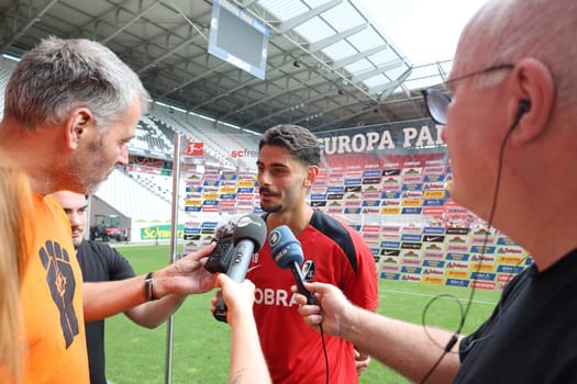 Sought-after interview partner: Eren Sami Dinkci (SC Freiburg) at the start of training for Bundesliga football club SC Freiburg 2024  DFL REGULATIONS PROHIBIT ANY USE OF PHOTOGRAPHS AS IMAGE SEQUENCES AND/OR QUASI-VIDEONann  Photo: Joachim Hahne/johapress