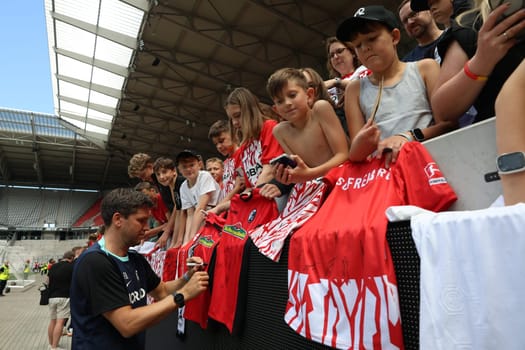 Assistant coach Florian Bruns (SC Freiburg) signs autographs for the enthusiastic fans after the start of training Bundesliga club SC Freiburg 2024  DFL REGULATIONS PROHIBIT ANY USE OF PHOTOGRAPHS AS IMAGE SEQUENCES AND/OR QUASI-VIDEONann  Photo: Joachim Hahne/johapress