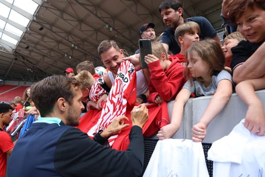 First mandatory task successfully mastered. New head coach Julian Schuster (SC Freiburg) is delighted to sign autographs for the young fans after the first training session at the start of training for Bundesliga club SC Freiburg 2024  DFL REGULATIONS PROHIBIT ANY USE OF PHOTOGRAPHS AS IMAGE SEQUENCES AND/OR QUASI-VIDEONann  Photo: Joachim Hahne/johapress