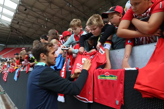 First mandatory task successfully mastered. New head coach Julian Schuster (SC Freiburg) is delighted to sign autographs for the young fans after the first training session at the start of training for Bundesliga club SC Freiburg 2024  DFL REGULATIONS PROHIBIT ANY USE OF PHOTOGRAPHS AS IMAGE SEQUENCES AND/OR QUASI-VIDEONann  Photo: Joachim Hahne/johapress