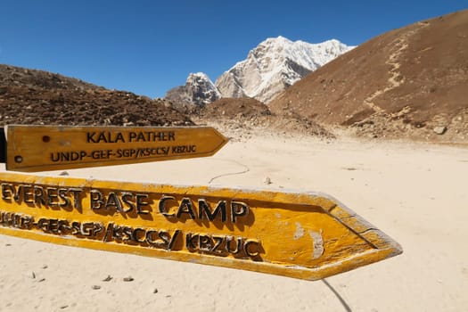 Signpost, guidepost, trail sign showing the directions to the Mount Everest Base Camp and to the Kala Patthar, Pather peak in front of the trail leading up to Kala Patthar, Pather, Mount Everest Base Camp Trek, EBC, Nepal 2022