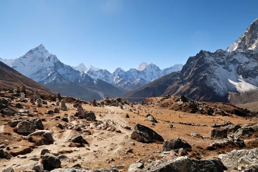 View onto the Everest Memorial Chukpi Lhara in front of Mount Amphu Gyabjen, Ama Dablam, Kangtega and Thamserku, Mount Everest Base Camp Trek, EBC, Nepal 2022