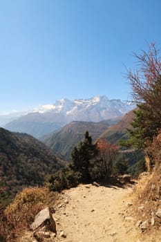 View onto the trail close to Tengboche, Tangboche village towards Namche Bazaar, Bazar, Kungde Ri peak, Mount Kongde Ri in the background, Mount Everest Base Camp Trek, EBC, Nepal 2022