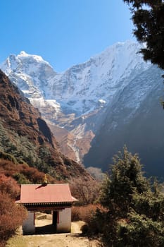 Tibetan buddhist gate on the trail on the way out of Tengboche, Tangboche towards Namche Bazaar, Bazar, Mount Kangtega can in the background, Mount Everest Base Camp Trek, EBC, Nepal 2022