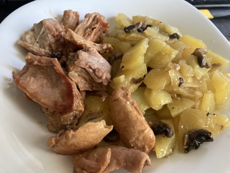 Fried potatoes with the rabbit meat