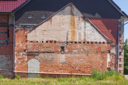 Brick firewall with roof and roof gable, demolition house, Hoya, Lower Saxony, Germany