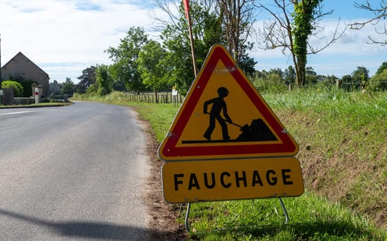french road sign indicating road works
