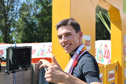 Thumbs up: Luca Roth (SV Messstetten) is happy about second place at the COC Cup Summer Ski Jumping Hinterzarten 2024