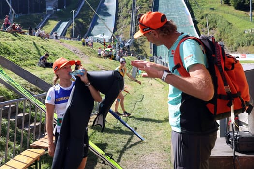 Katharina Althaus (SC Oberstdorf) in conversation with women's national coach Heinz Kuttin at the COC Cup Summer Ski Jumping Hinterzarten 2024
