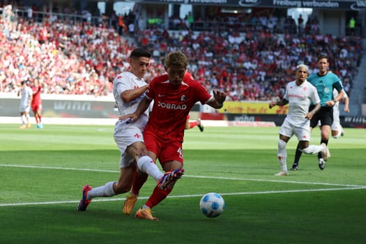 Ritsu Dōan (SC Freiburg) is attacked by his Italian counterpart Lucas Martinez Quarta in the football friendly: SC Freiburg - AC Fiorentina  REGULATIONS PROHIBIT ANY USE OF PHOTOGRAPHS AS IMAGE SEQUENCES AND/OR QUASI-VIDEONann  Photo: Joachim Hahne/johapress