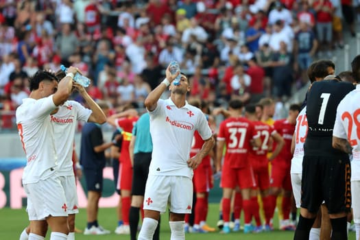 Drinking break,the players replenish their fluid balance at the football test match: SC Freiburg - AC Fiorentina  REGULATIONS PROHIBIT ANY USE OF PHOTOGRAPHS AS IMAGE SEQUENCES AND/OR QUASI-VIDEONann  Photo: Joachim Hahne/johapress