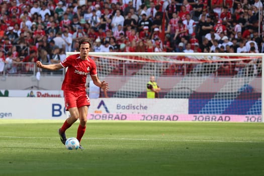 Strong performance: Merlin Röhl (SC Freiburg) at the football test match: SC Freiburg - AC Fiorentina  REGULATIONS PROHIBIT ANY USE OF PHOTOGRAPHS AS IMAGE SEQUENCES AND/OR QUASI-VIDEONann  Photo: Joachim Hahne/johapress