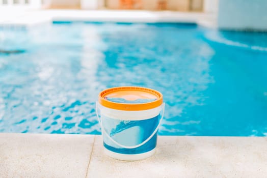 Algicide powder for cleaning and purifying swimming pools. Chemical algicide for cleaning and purity of swimming pool