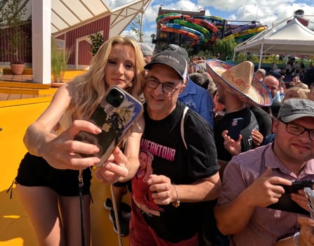 Melissa Naschenweng (singer / artist) takes a selfie with a fan from the audience after the ARD TV show "Immer wieder sonntags""."