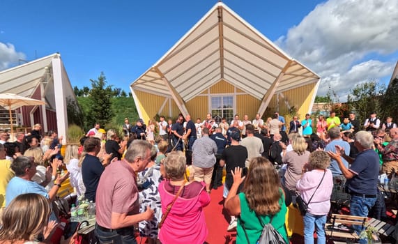 Scenery with audience at the presentation of the guests in the ARD TV program "Immer wieder sonntags""."