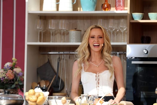 Melissa Naschenweng (singer / artist) in the ARD TV show "Immer wieder sonntags""."