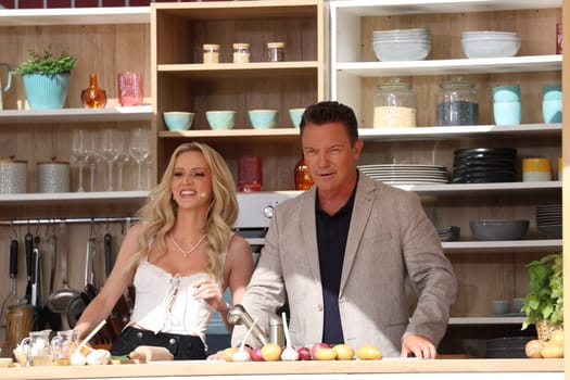 Melissa Naschenweng (singer / artist) in conversation with Stefan Mross (singer / presenter / entertainer) in the kitchen of the ARD TV show "Immer wieder sonntags""."
