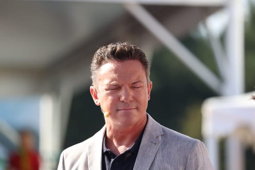 Close your eyes and get through it: Stefan Mross (singer / presenter / entertainer) in the ARD TV show "Immer wieder sonntags""."