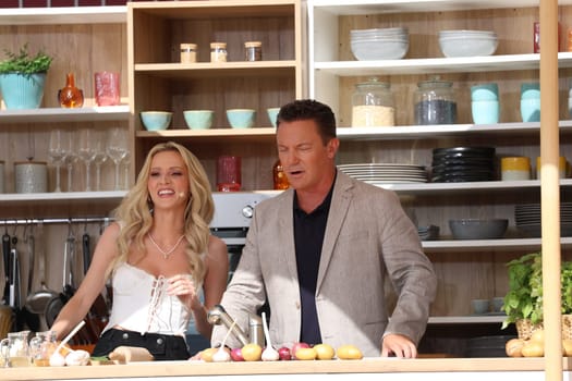 Melissa Naschenweng (singer / artist) in conversation with Stefan Mross (singer / presenter / entertainer) in the kitchen of the ARD TV show "Immer wieder sonntags""."