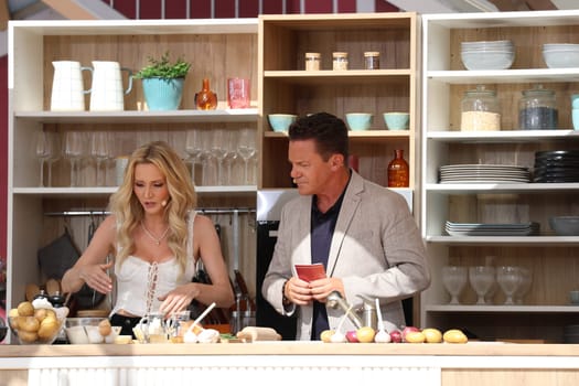 Melissa Naschenweng (singer / artist) in conversation with Stefan Mross (singer / presenter / entertainer) in the kitchen of the ARD TV show "Immer wieder sonntags""."