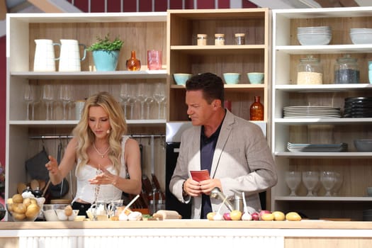 Melissa Naschenweng (singer / artist) in conversation with Stefan Mross (singer / presenter / entertainer) in the kitchen of the ARD TV show "Immer wieder sonntags""."