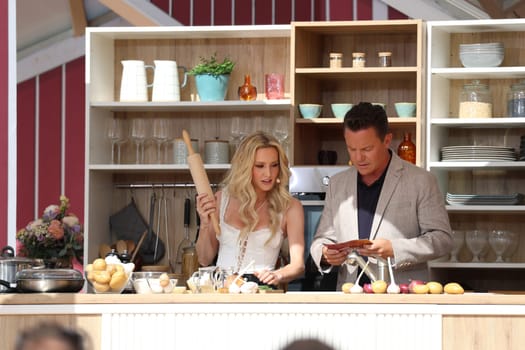 Melissa Naschenweng (singer / artist) in conversation with Stefan Mross (singer / presenter / entertainer) in the kitchen of the ARD TV show "Immer wieder sonntags""."