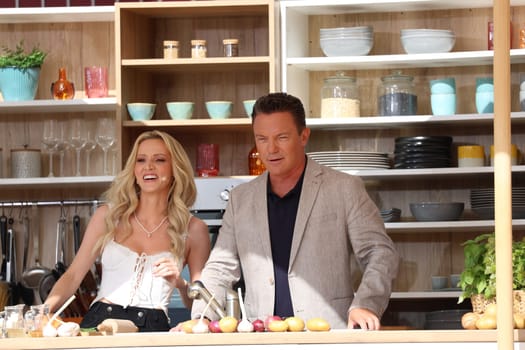 Melissa Naschenweng (singer / artist) in conversation with Stefan Mross (singer / presenter / entertainer) in the kitchen of the ARD TV show "Immer wieder sonntags""."