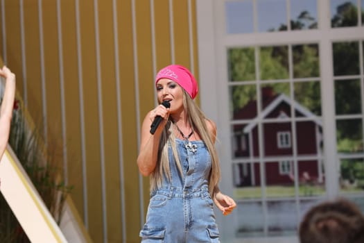 Misha Kovar (singer / musician) in the ARD TV show "Immer wieder sonntags""."