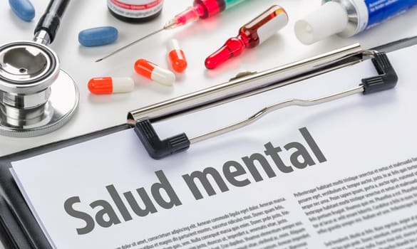 Mental health written in spanish on a clipboard
