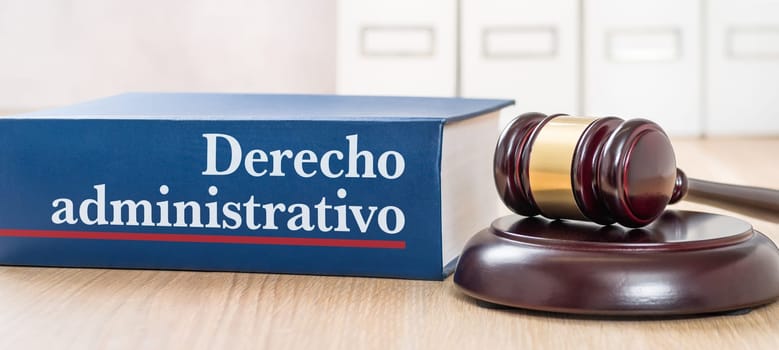 A law book with a gavel - Administrative law in spanish