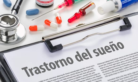 Sleep disorder written in spanish on a clipboard