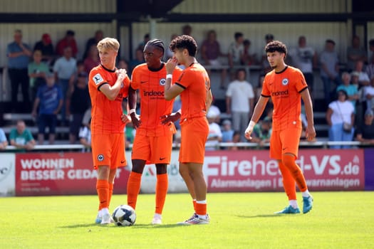 Thoughtful: For the Frankfurt players around captain Phinees Bonianga,there was nothing to inherit in the cellar duel in Villingen in the match of the Fussball-RL SW 24-25: 6. Sptg: FC 08 Villingen vs Eintracht Frankfurt U21