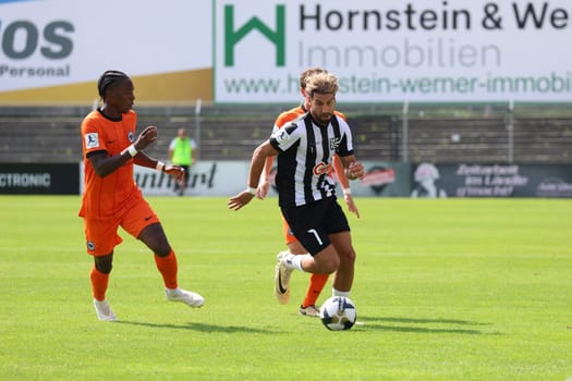 Tevfik Ceylan (FC 08 Villingen) escapes two Frankfurt opponents in the match of the Football RL SW 24-25: 6. Sptg: FC 08 Villingen vs Eintracht Frankfurt U21