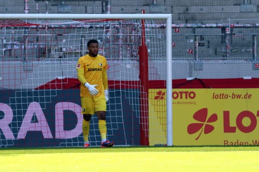 Returned to the SC Freiburg goal after his appendicitological arm operation,goalkeeper Noah Atubolu (SC Freiburg),in the football test match: SC Freiburg - FC Basel  REGULATIONS PROHIBIT ANY USE OF PHOTOGRAPHS AS IMAGE SEQUENCES AND/OR QUASI-VIDEONann  Photo: Joachim Hahne/johapress