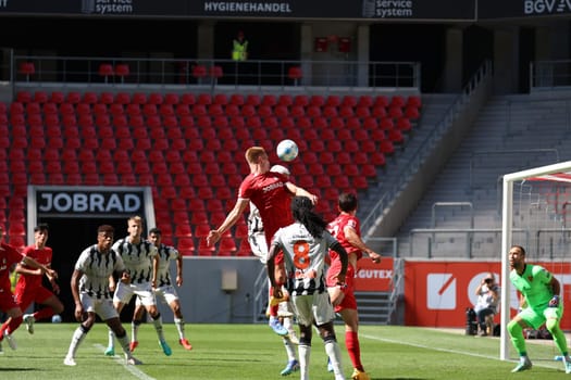 Philipp Lienhart (SC Freiburg) rises to the top with a header at the football test match: SC Freiburg - FC Basel  REGULATIONS PROHIBIT ANY USE OF PHOTOGRAPHS AS IMAGE SEQUENCES AND/OR QUASI-VIDEONann  Photo: Joachim Hahne/johapress