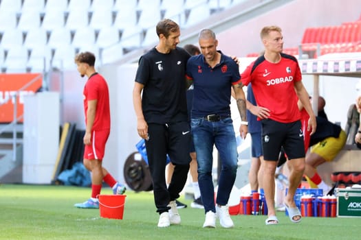 Coach Fabio Celestini (FC Basel) could only congratulate head coach / coach Julian Schuster (SC Freiburg) after the final whistle on his deserved victory in the football test match: SC Freiburg - FC Basel  REGULATIONS PROHIBIT ANY USE OF PHOTOGRAPHS AS IMAGE SEQUENCES AND/OR QUASI-VIDEONann  Photo: Joachim Hahne/johapress