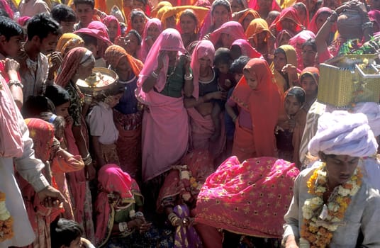 Traditional dresst Rajasthani Women at a traditional Funeral in the Town of Pushkar in the Province of Rajasthan in India.  India, Pushkar, January, 1998