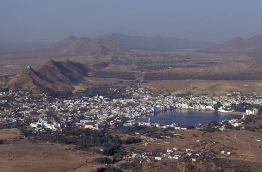 Architektur with Palace and Houses on the Pushkar Lake in the Town of Pushkar in the Province of Rajasthan in India.  India, Pushkar, January, 1998