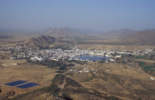 Architektur with Palace and Houses on the Pushkar Lake in the Town of Pushkar in the Province of Rajasthan in India.  India, Pushkar, January, 1998