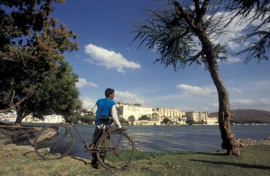 The City Palace and Hotel at the Pichhola Lake in the Town of Udaipur in the Province of Rajasthan in India.  India, Udaipur, January, 1998