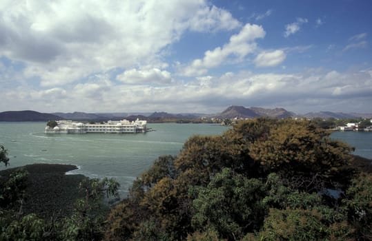 a view of the Jagmandir Palace on the Pichhola Lake in the Town of Udaipur in the Province of Rajasthan in India.  India, Udaipur, January, 1998
