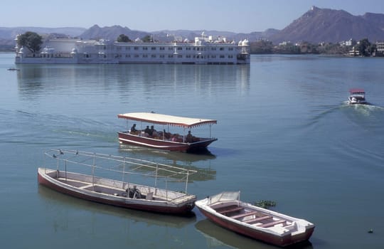 a view of the Jagmandir Palace on the Pichhola Lake in the Town of Udaipur in the Province of Rajasthan in India.  India, Udaipur, January, 1998
