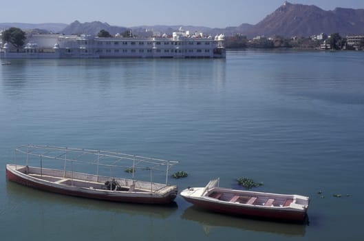 a view of the Jagmandir Palace on the Pichhola Lake in the Town of Udaipur in the Province of Rajasthan in India.  India, Udaipur, January, 1998