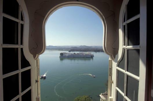 a view of the Jagmandir Palace on the Pichhola Lake in the Town of Udaipur in the Province of Rajasthan in India.  India, Udaipur, January, 1998